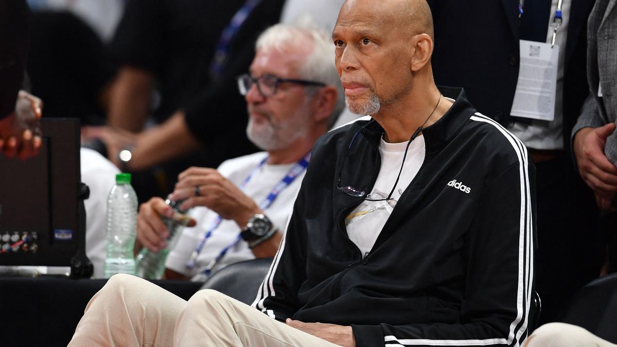 Kareem Abdul-Jabbar falls and breaks hip at Los Angeles concert