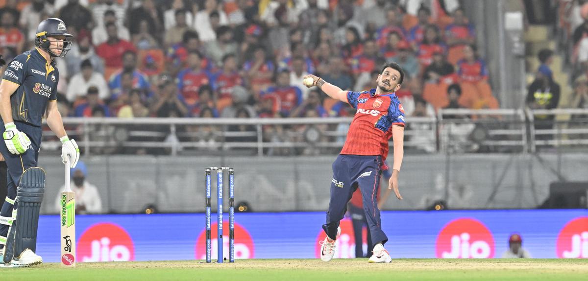 Yuzvendra Chahal conseguiu dois postigos em seus quatro saldos contra o Gujarat Titans. Yuzvendra Chahal conseguiu dois postigos em seus quatro saldos contra o Gujarat Titans.