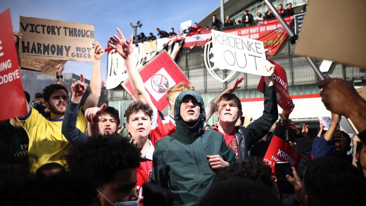 Arsenal fans protest against owner for Super League debacle