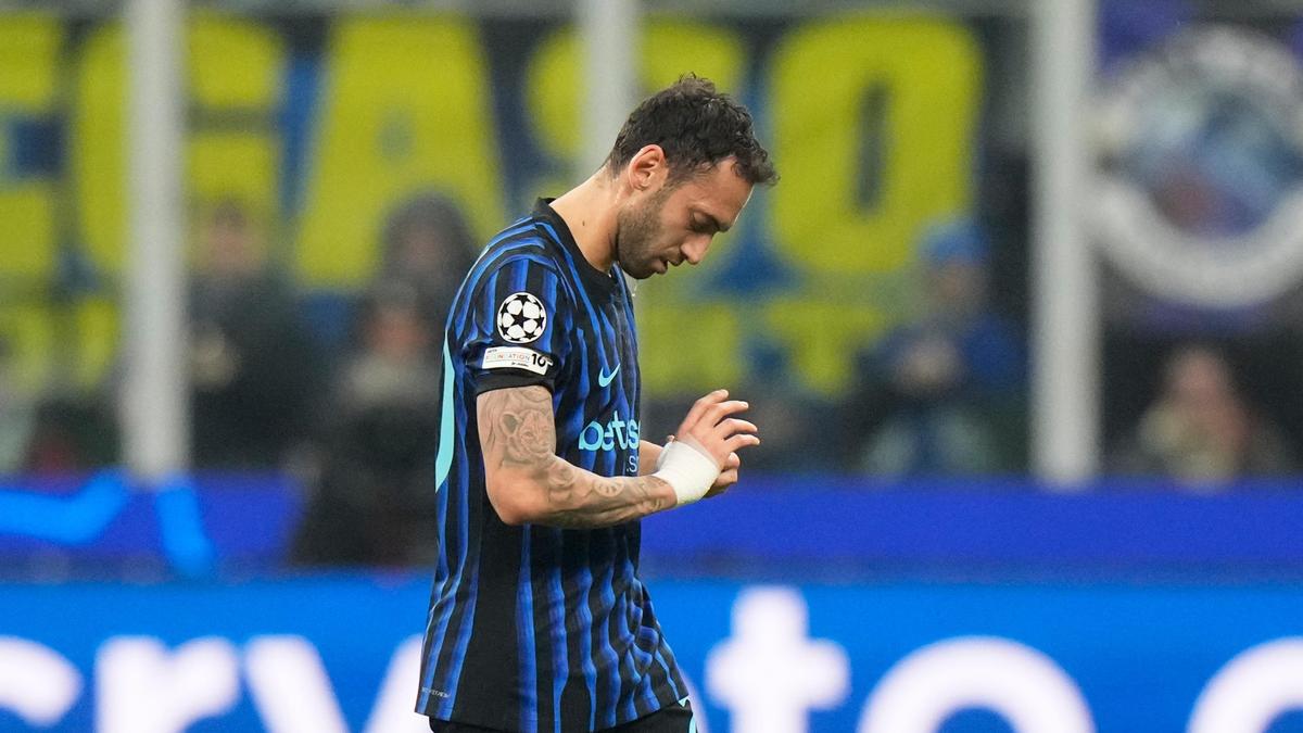 Série A 2025-26: meio-campista do Inter Calhanoglu está fora devido a uma lesão na panturrilha