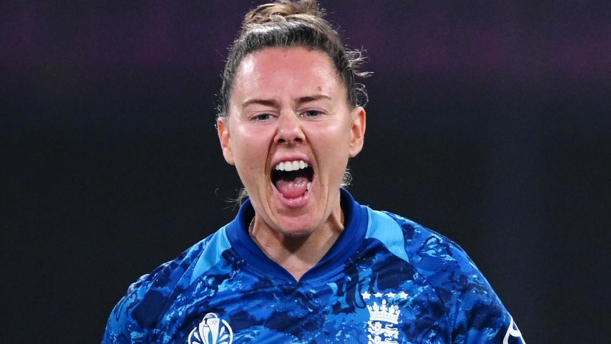 England announces Women’s Central Contracts: Linsey Smith on list for the first time; Kate Cross misses out