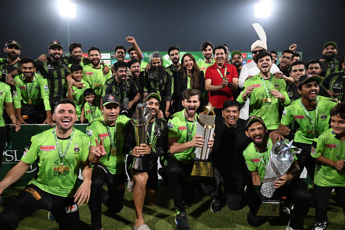 O capitão de Lahor Kalanders Shahin Shahin Shah Africa (C) celebra com um troféu de jogador durante a cerimônia de vitória no final da partida final de críquete da Super League Paquistanês (PSL), no Lahore Qalandles e no Stadia Quetta Gaddafi, no Lahore Qalandles e no Stadia Quetta Gaddafi no Lahor Stadium de 2525 Lahor Stadium on May 25 at the Gaddafi Stadium in Lahor Stadium on 2525 at the Gaddafi Stadium in Lahor on 25 May at the Gaddafi Stadium in the Stadium in the Stadium in the Stadium in the Stadium in the Stadium in the Stadium in the Stadium in the Stadium in the Stadium in the Stadium in the stadium in the stadium in O estádio no estádio Lahor, em 2525, no estádio Gaddafi, no estádio Gaddafi, no Estádio Lahor, em 25 de maio de 2025. 