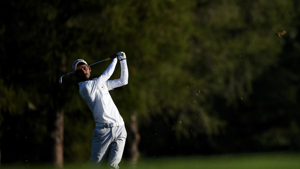 Rashid shoots flawless 65, takes four-shot lead in Mercuries Masters