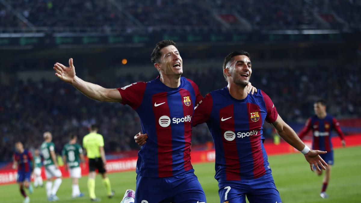 Lewandowski rescues Barca and ends drought with Alaves double