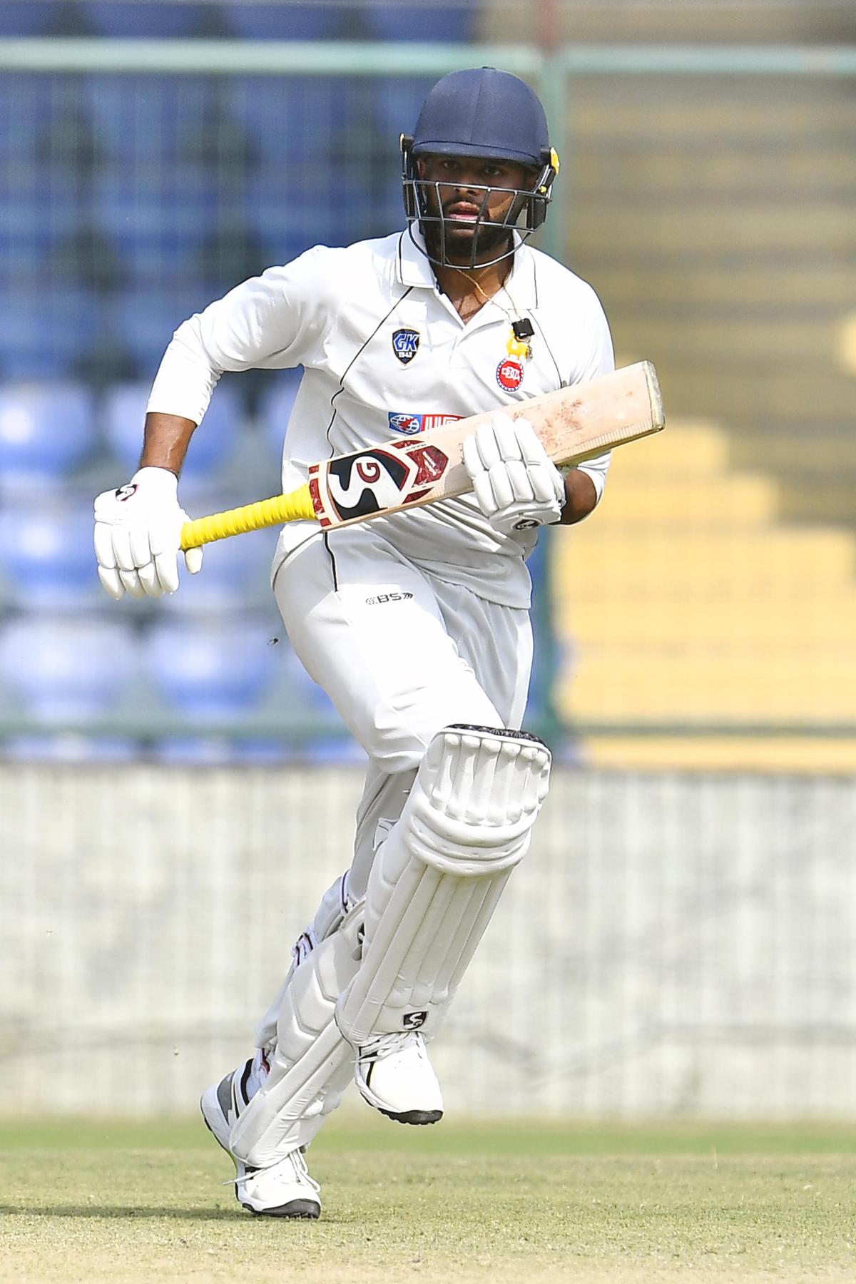 FOTO DO ARQUIVO: Sanat Sangwan marcou um século fluente, mesmo quando o resto dos rebatedores de Delhi caíram do outro lado. 