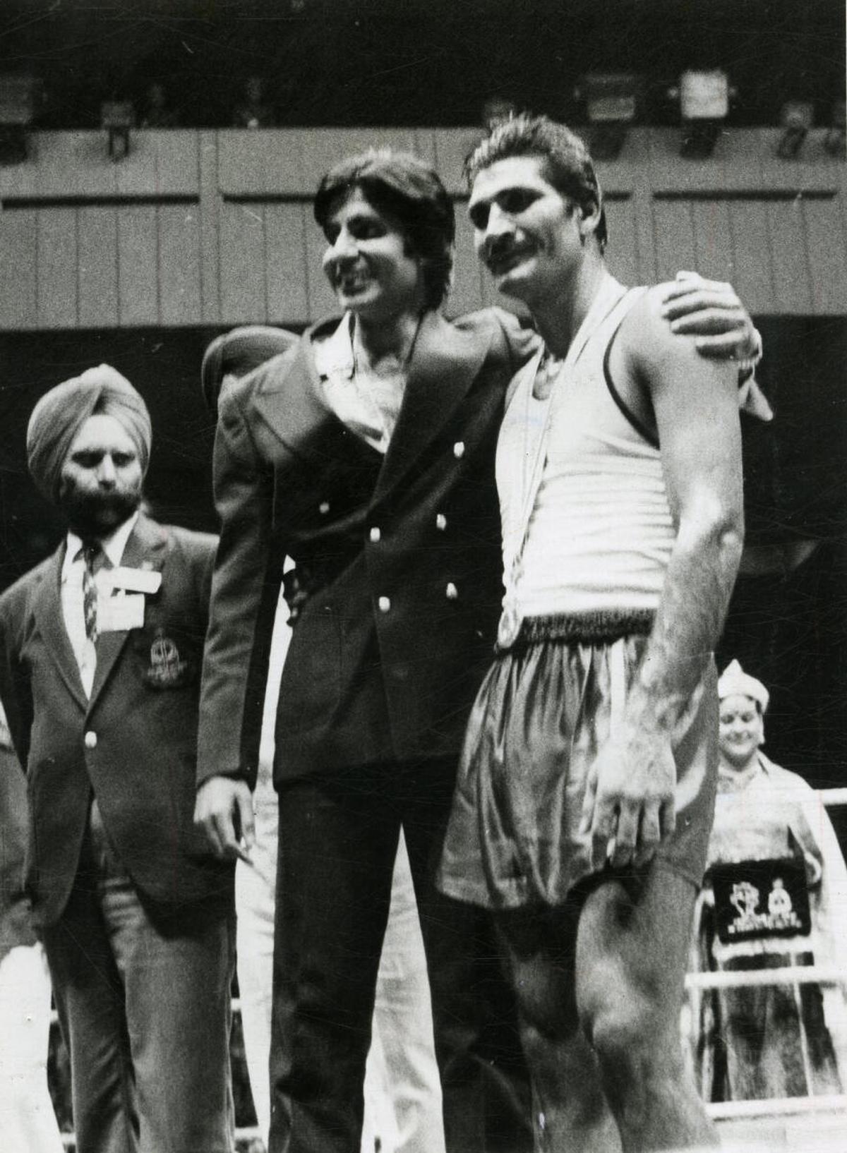 India’s only gold in boxing at the 1982 Asian Games came from Kaur Singh in the heavyweight class. Kaur Singh is seen with actor Amitabh Bachchan who presented the medals.