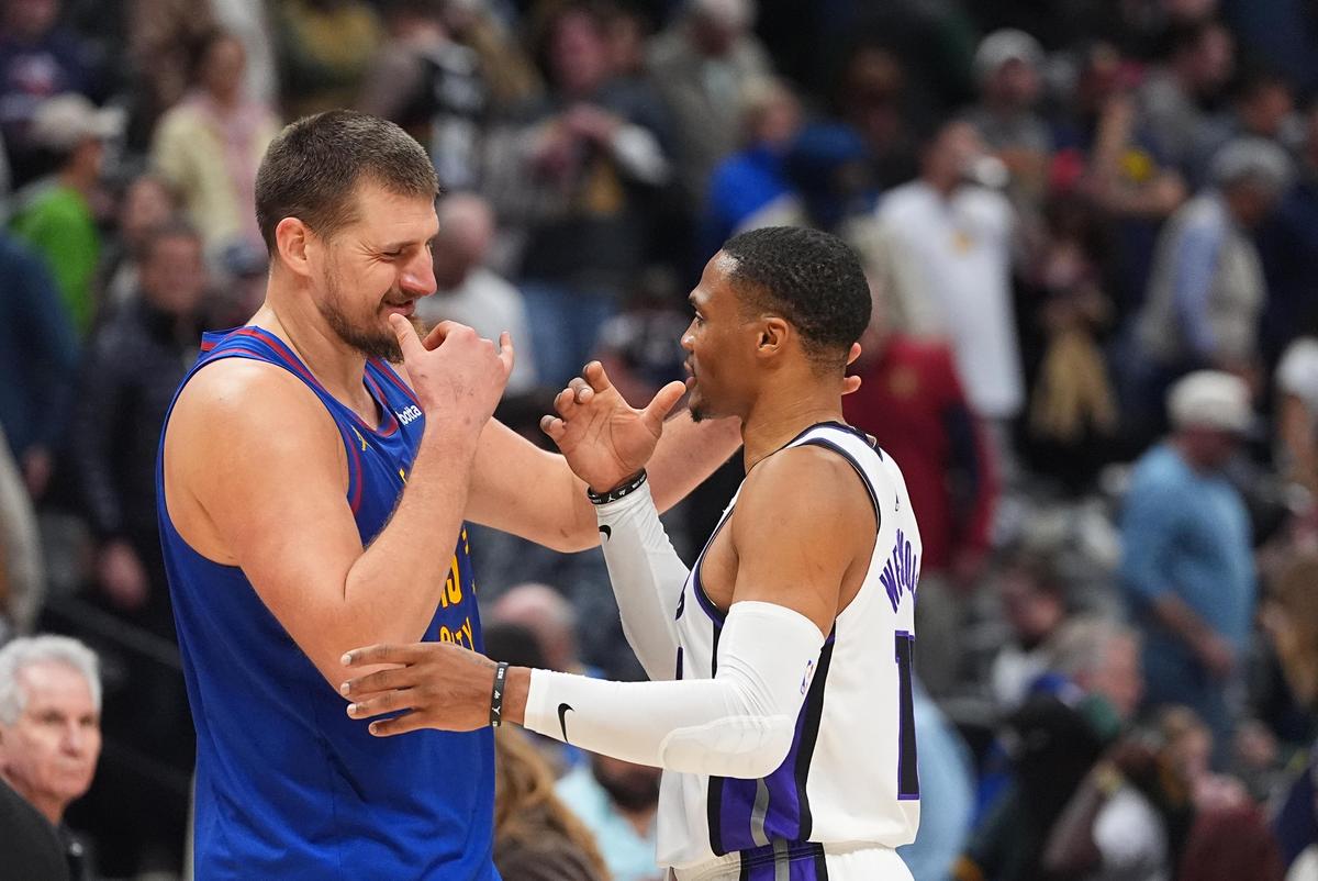 O central do Denver Nuggets, Nikola Jokić (L), cumprimenta o guarda do Sacramento Kings, Russell Westbrook, durante a partida.