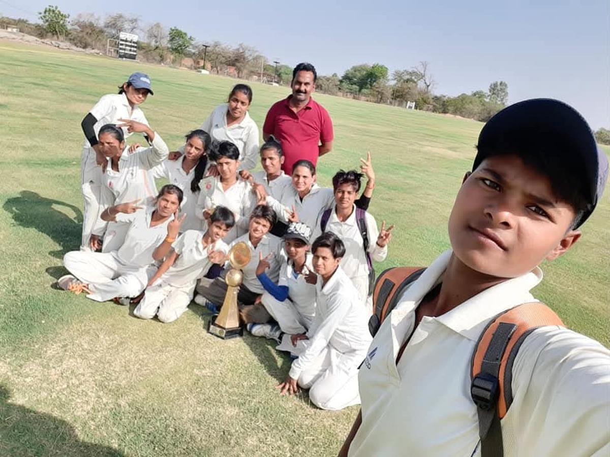 À medida que seu interesse e talento cresciam, o pai de Kranti a levou ao distrito vizinho de Tikamgarh em 2017 para conhecer Rajeev Bilthare (de vermelho), que trouxe um time feminino de sua academia de esportes na cidade de Chhatarpur. 