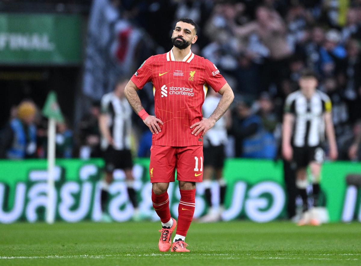 Salah miró durante la Copa Carabao entre Liverpool y NewcastO Wedm London, Inglaterra.