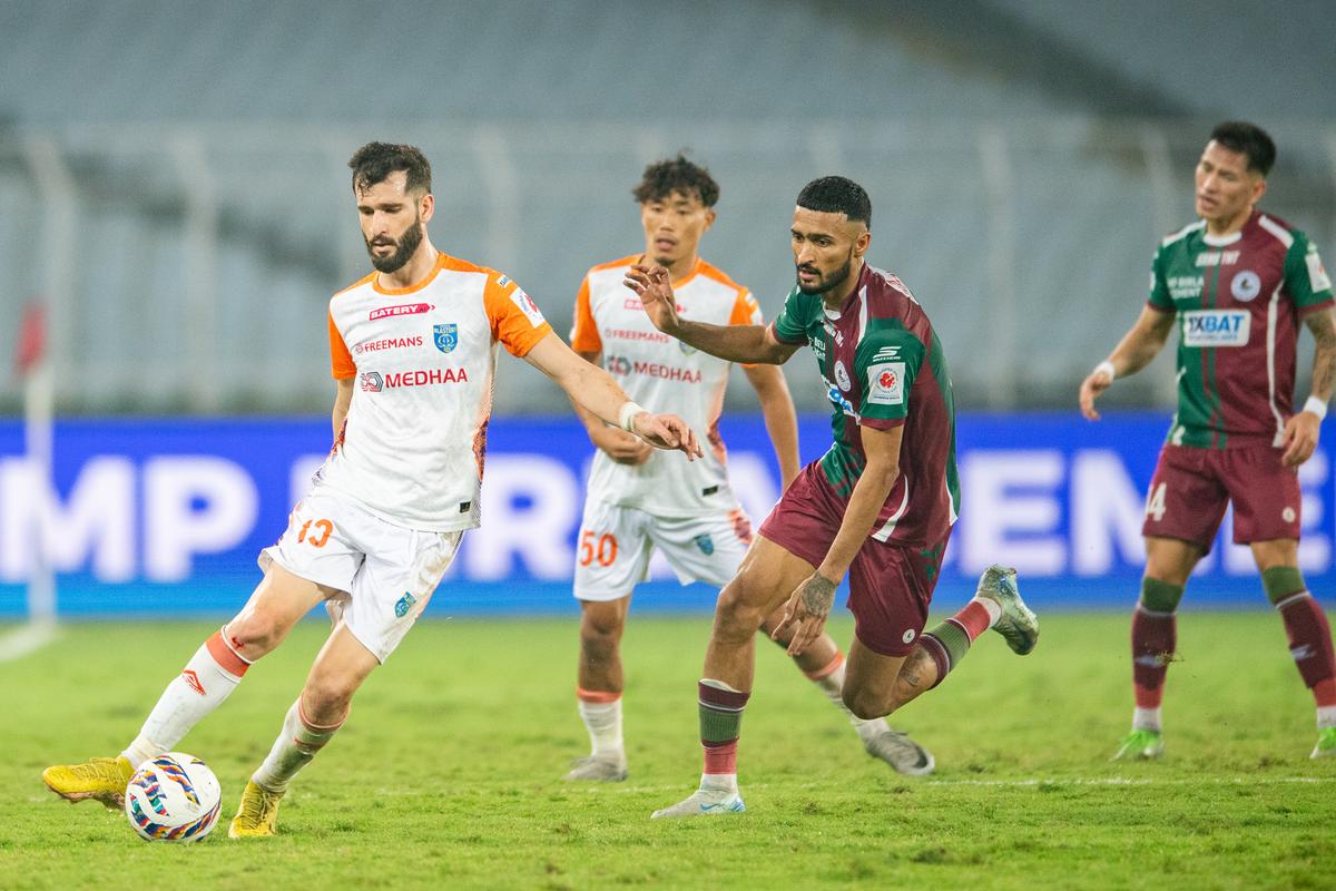 Mohun Bagan Super Giant (v zelenej a hnedej) bude hrať s Kerala Blasters v úvodnom zápase ISL 2025-2026 na štadióne Salt Lake v Kalkate.