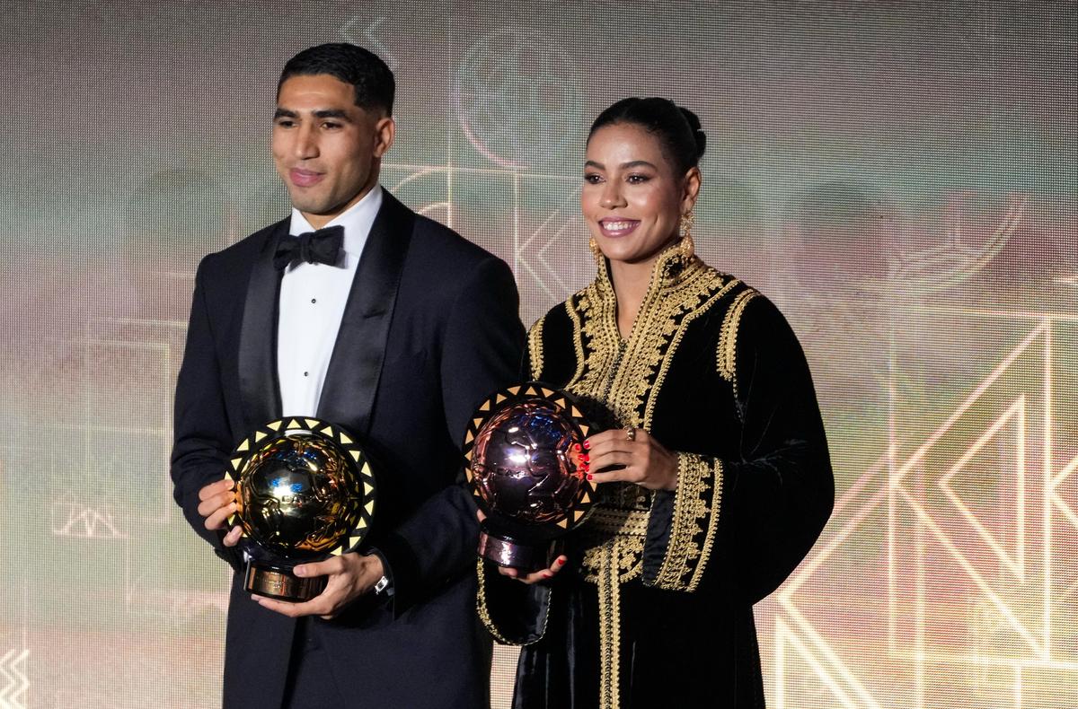 Maročania Achraf Hakimi a Ghizlane Chebbak sa odfotili po tom, ako si prevzali cenu Afrického hráča roka mužov a žien na slávnostnom odovzdávaní cien CAF 2025.