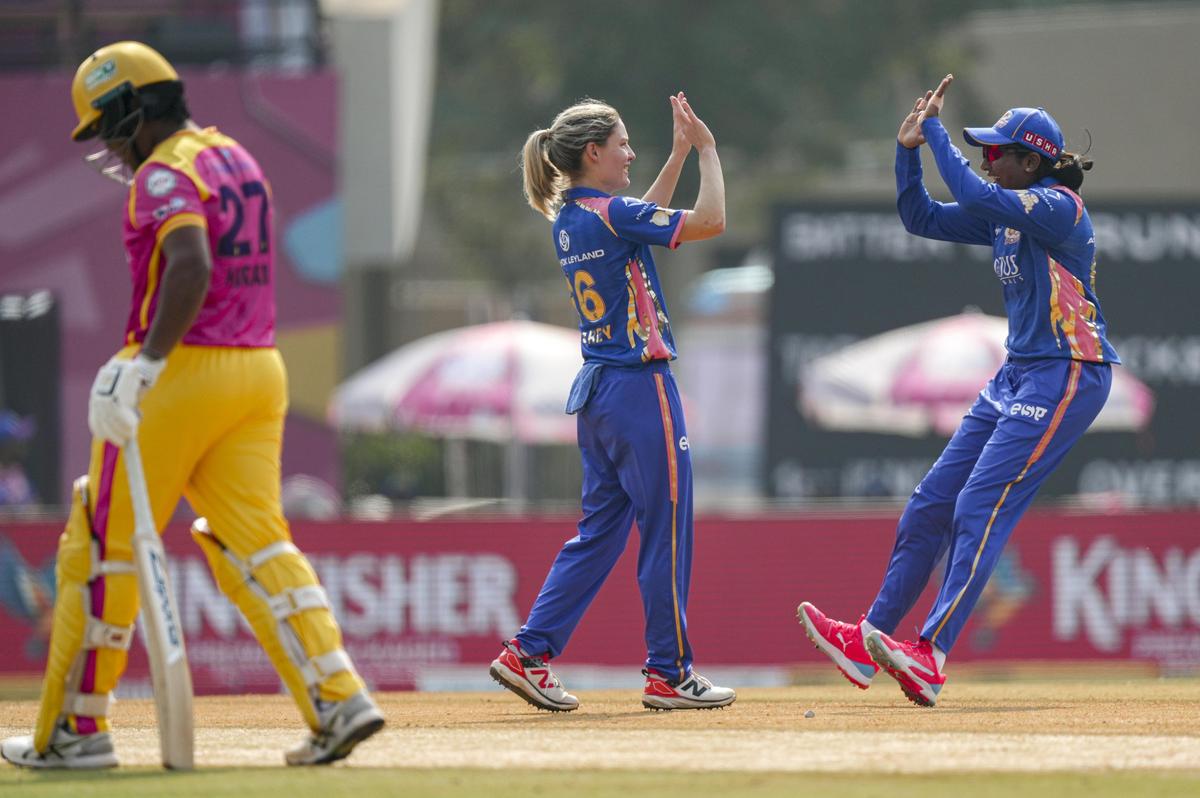 कॅरीने (मध्यभागी) 140 पेक्षा जास्त स्ट्राइक रेटने 149 धावा केल्या आणि सात विकेट घेतल्या.