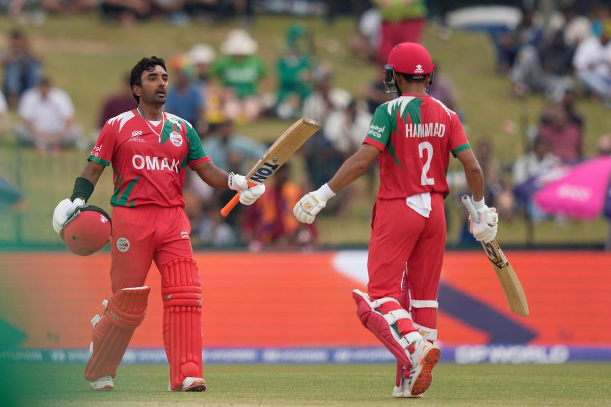 Perseguindo o total massivo, Aamir Kaleem (50) e Hammad Mirza (46) deram esperança a Omã, mas assim que partiram, tudo piorou, pois foi eliminado por 139 em 18 saldos. Perseguindo o total massivo, Aamir Kaleem (50) e Hammad Mirza (46) deram esperança a Omã, mas assim que partiram, tudo piorou, pois foi eliminado por 139 em 18 saldos.