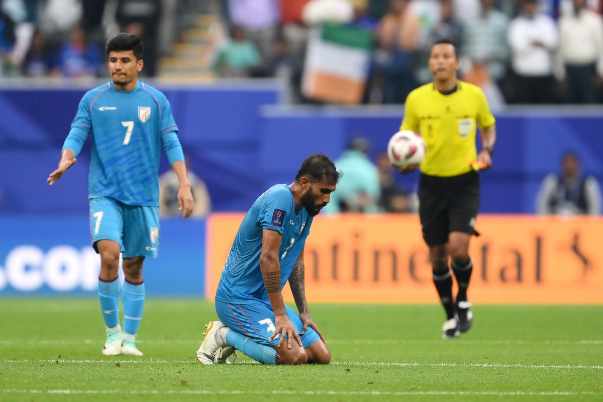 আল বায়েত স্টেডিয়ামে সিরিয়া ও ভারতের মধ্যে এএফসি এশিয়ান কাপ গ্রুপ বি ম্যাচে দলের পরাজয়ের পর ভারতের শুভাশীষ বোসকে বিষণ্ণ দেখাচ্ছে।