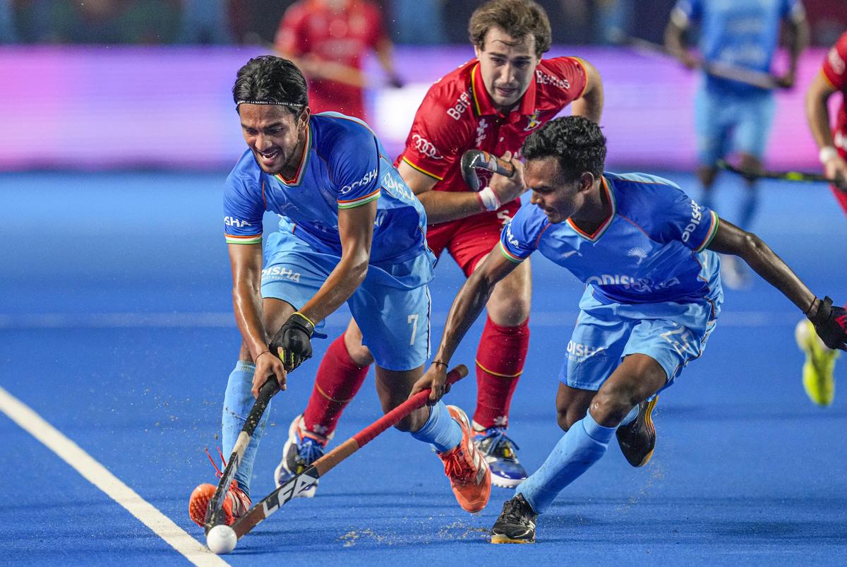 Chennai: Os indianos Gurjot Singh (L) e Ajeet Yadav (R) e o belga Maeyens Victor disputam a bola durante as quartas de final da Copa do Mundo Júnior Masculina de Hóquei da FIH de 2025.