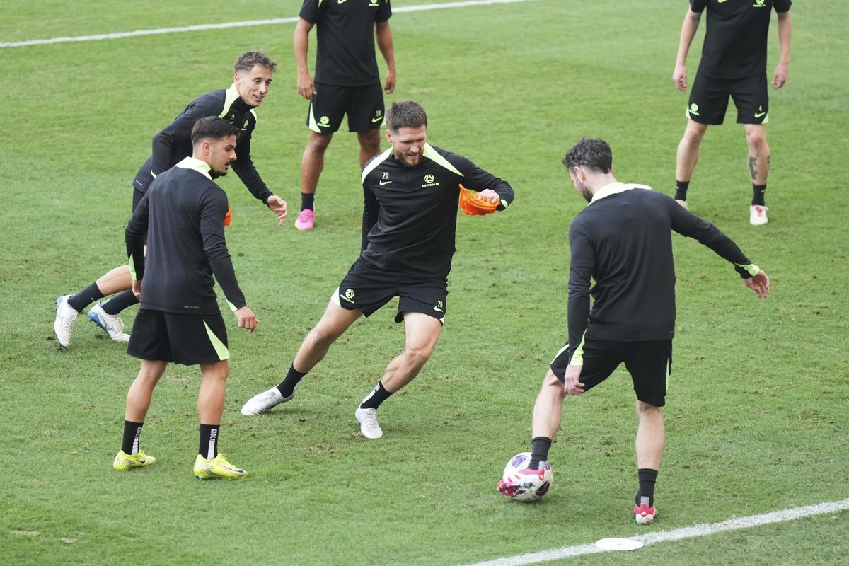 Austrálski hráči trénujú pred kvalifikačným zápasom Svetového pohára proti Indonézii na futbalovom štadióne v Sydney v Sydney v Austrálii, stredu 19. marca 2025 (AP Photo/Mark Baker)