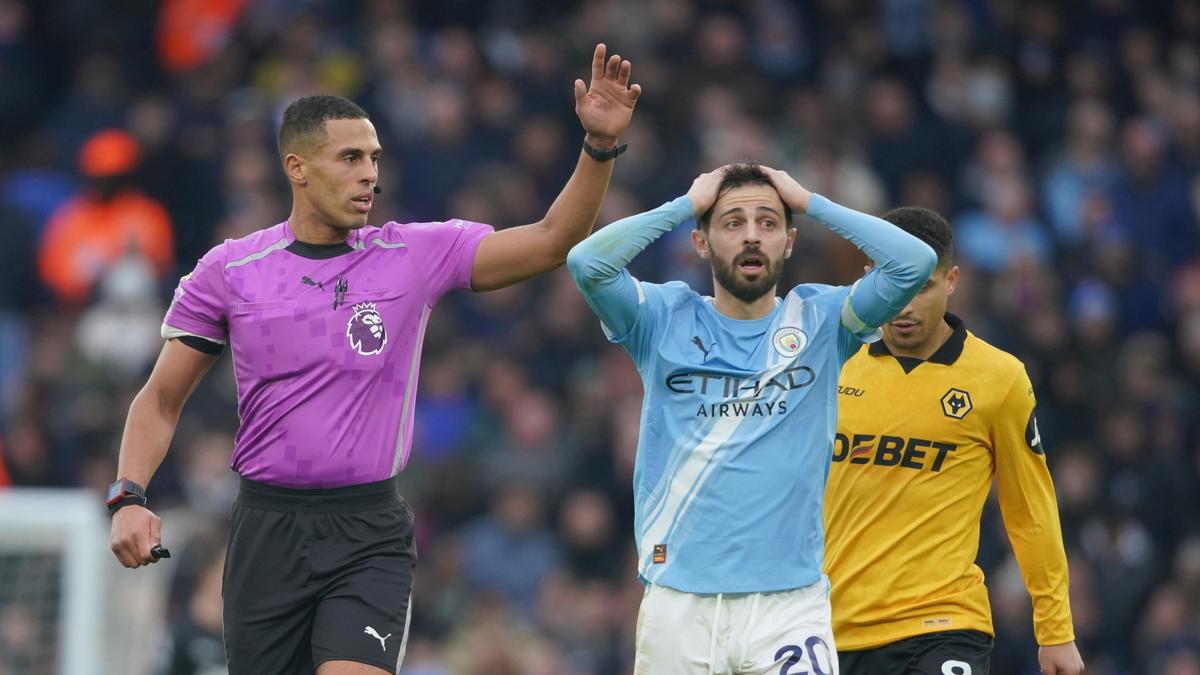Por que o árbitro foi contra o VAR para NÃO conceder pênalti ao Manchester City contra o Wolves Por que o árbitro foi contra o VAR para NÃO conceder pênalti ao Manchester City contra o Wolves