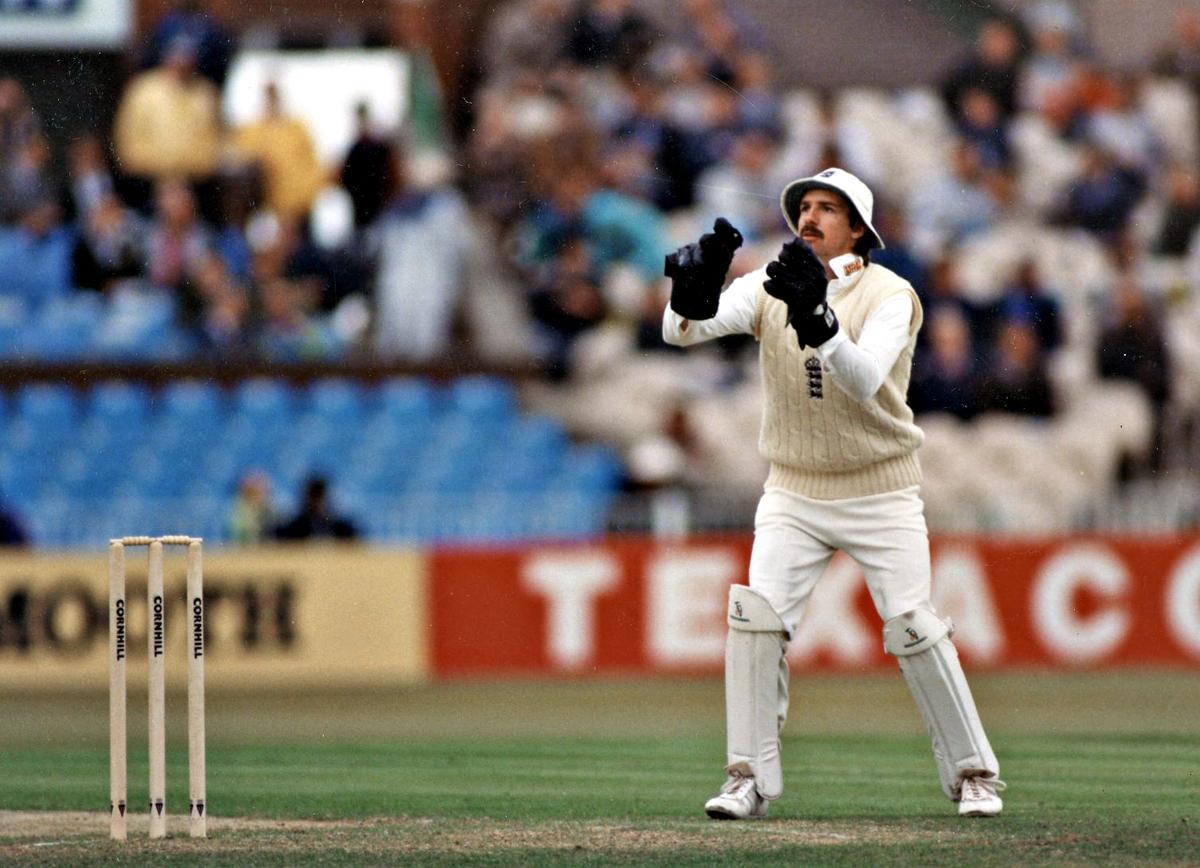 A cabine inglesa Jack Russell está em ação durante a terceira partida de críquete para um teste entre a Inglaterra e o Paquistão no jogo de Manchester de 02 de julho a 07 de julho de 1992. A cabine inglesa Jack Russell está em ação durante a terceira partida de críquete para um teste entre a Inglaterra e o Paquistão no jogo de Manchester de 02 de julho a 07 de julho de 1992.