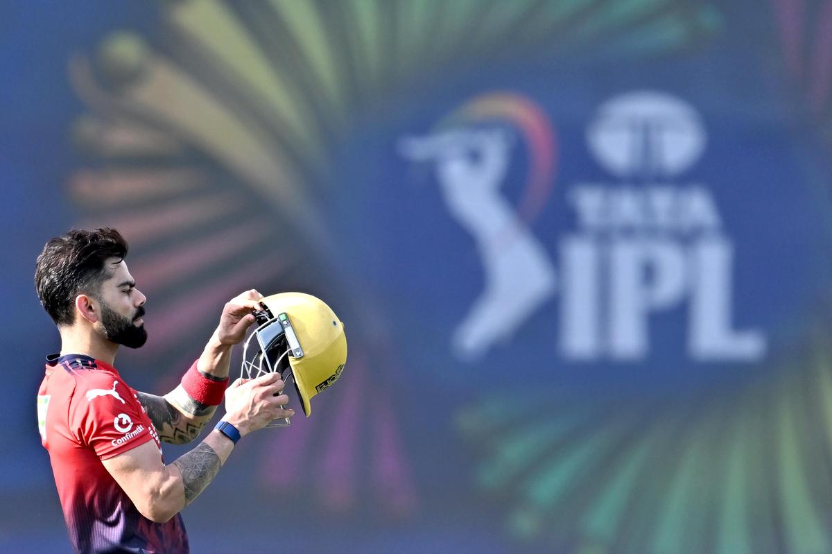 Kohli, el máximo anotador de la IPL, anotó 165 este año, el más alto de la historia. 