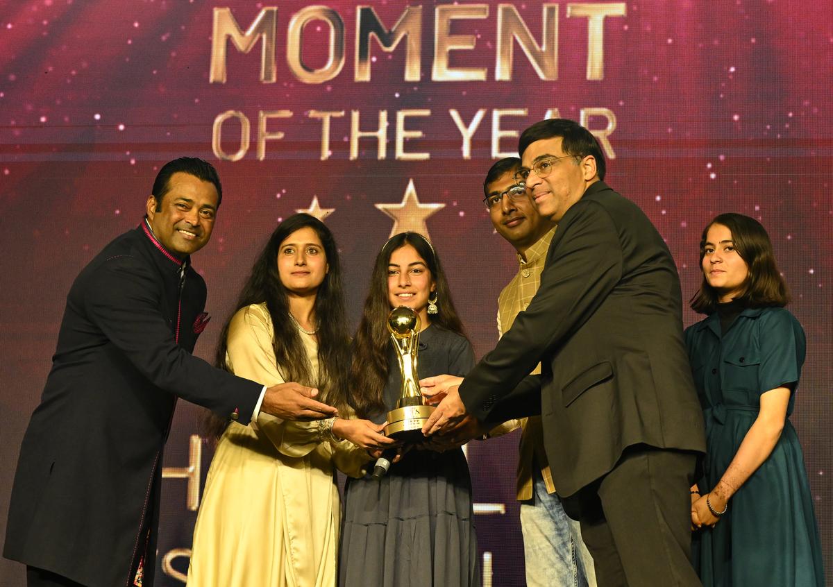 Sheetal Devi receives the Moment of the Year award from Viswanathan Anand and Leander Paes during the Sportstar Aces Awards 2024.