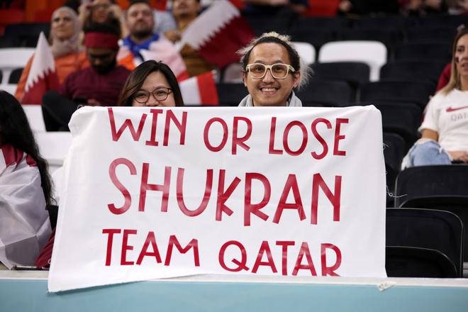 Los hinchas de Qatar muestran su apoyo antes del partido del Grupo A de la Copa Mundial de la FIFA entre Holanda y Qatar. 