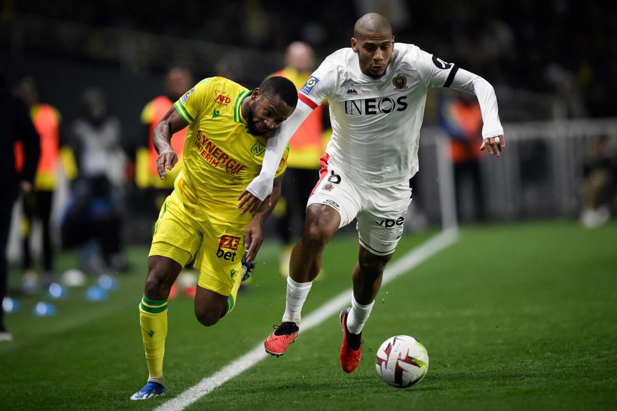 
Nantes’ French forward #11 Marcus Coco (L) fights for the ball with Nice’s French defender #06 Jean-Clair Todibo during the French L1 football match between FC Nantes and OGC Nice