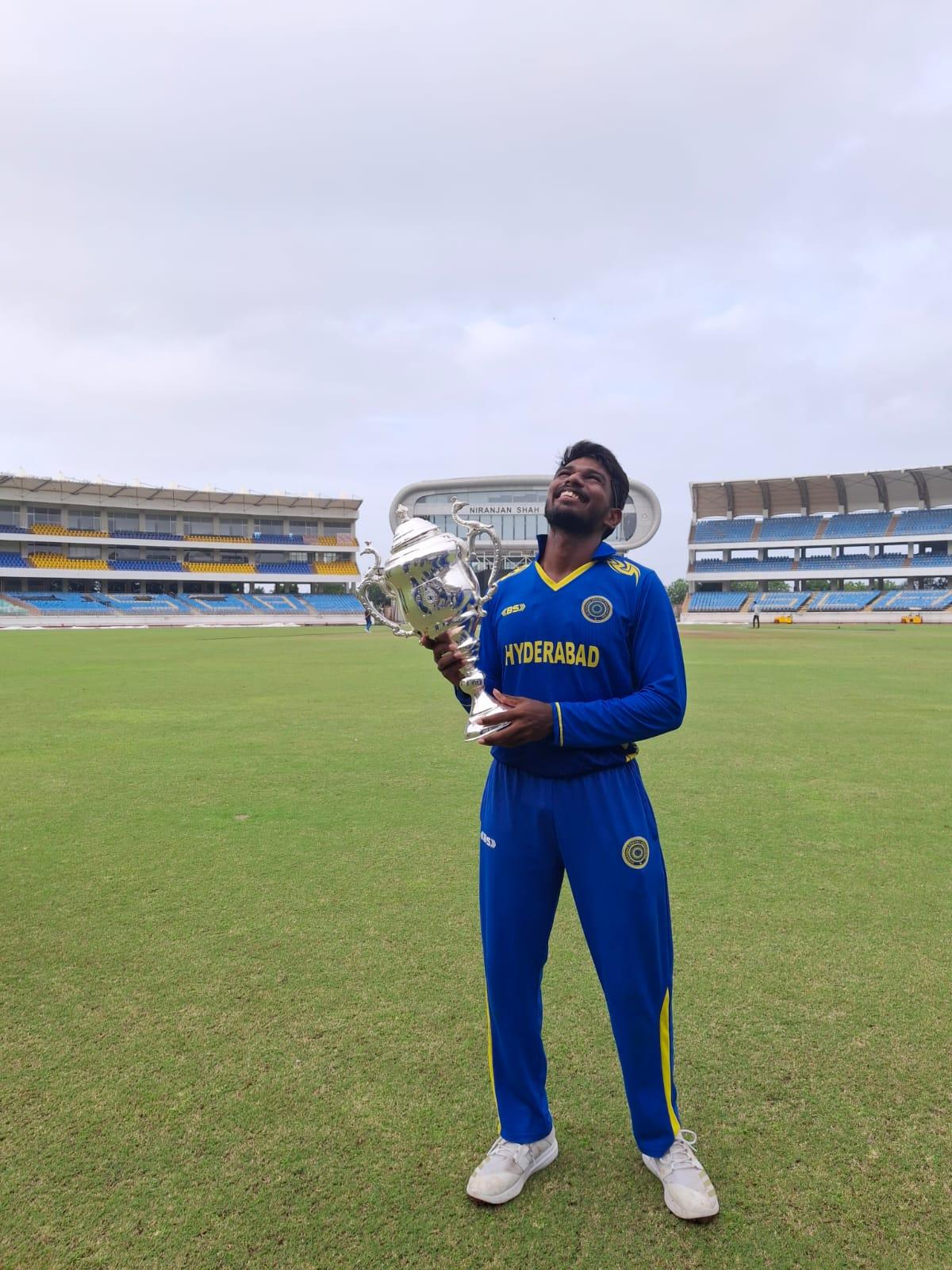 Aaron levou Hyderabad a um triunfo histórico no Troféu Vinoo Mankad no início deste ano. Aaron levou Hyderabad a um triunfo histórico no Troféu Vinoo Mankad no início deste ano.