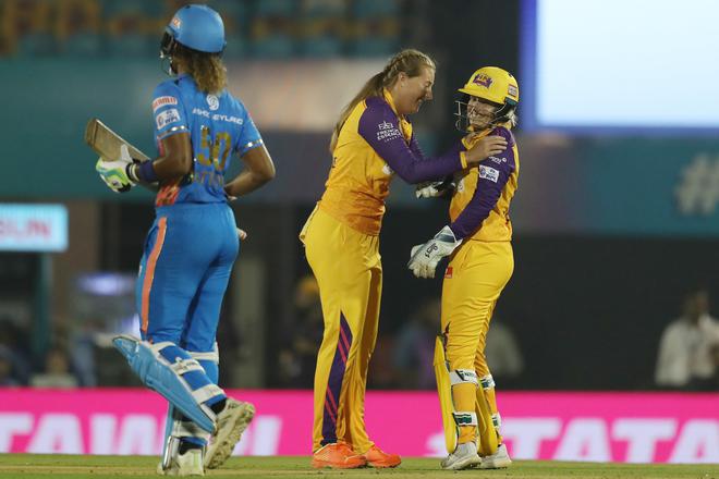UP Warriorz’ Sophie Ecclestone and Alyssa Healy decided to review a yorker which they believed had Hayley Matthews caught lbw. 