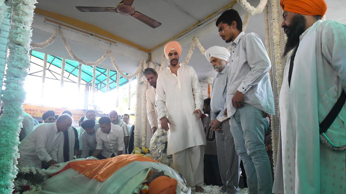 Bishan Singh Bedi cremated in presence of Indian sports legends