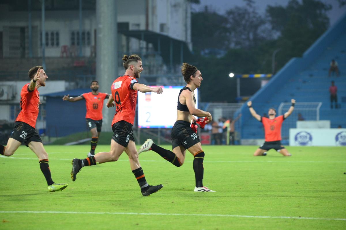 Hráči Inter Kashi oslavujú víťazstvo v ligovom zápase proti Rajasthan United na štadióne Kalyani v Západnom Bengálsku.