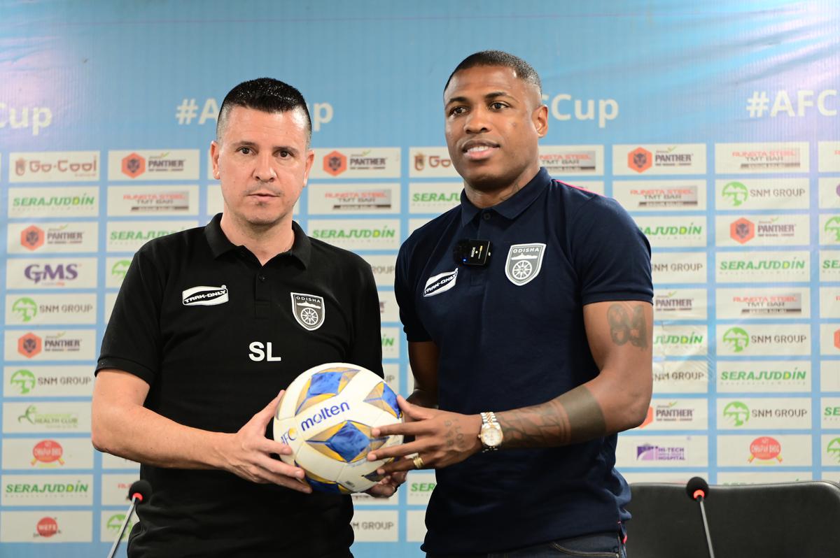 Odisha FC coach Sergio Lobera with striker Diego Maurico. 