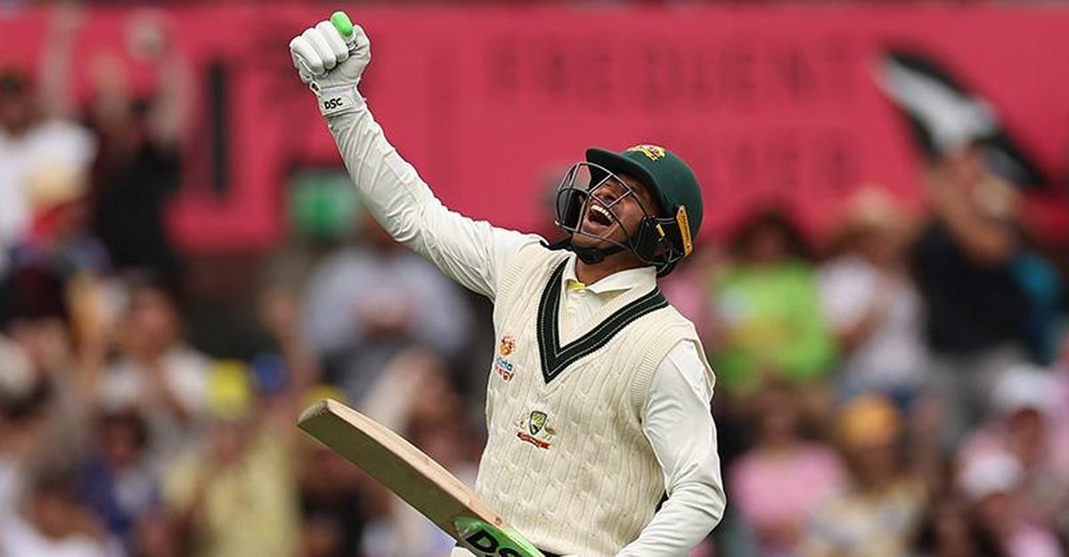 Khawaja comemora depois de completar seu século contra a África do Sul no Sydney Cricket Ground em 5 de janeiro de 2023 em Sydney, Austrália. Khawaja comemora depois de completar seu século contra a África do Sul no Sydney Cricket Ground em 5 de janeiro de 2023 em Sydney, Austrália.