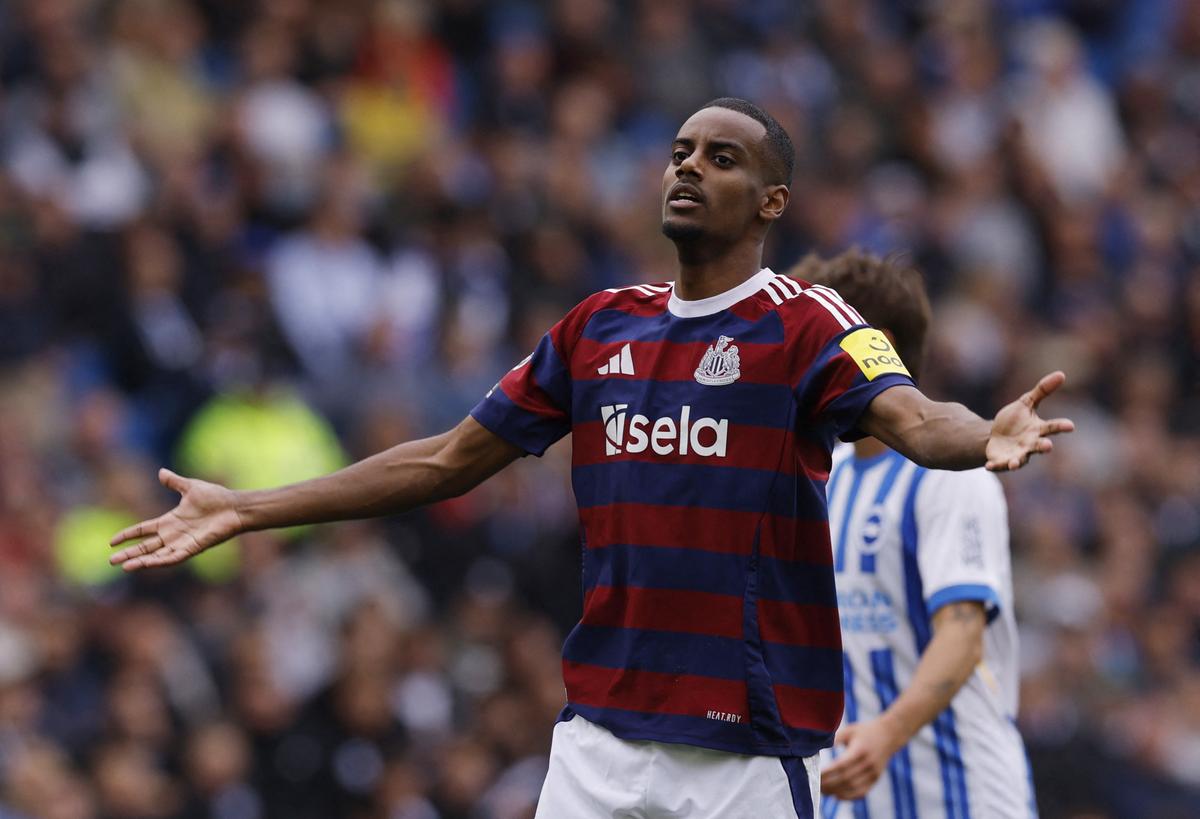 Alexander Isaac z Newcastle United oslavuje označenie nedávneho trestu proti Brightonovi a Hove Albionovi. 