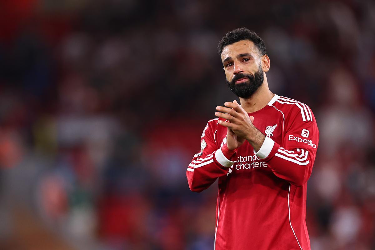 Vejo você de novo: Um emocionado Mohamed Salah aplaude os torcedores do Liverpool com olhos marejados enquanto cantam a música de Diogo Jota em tempo integral durante uma partida da Premier League.