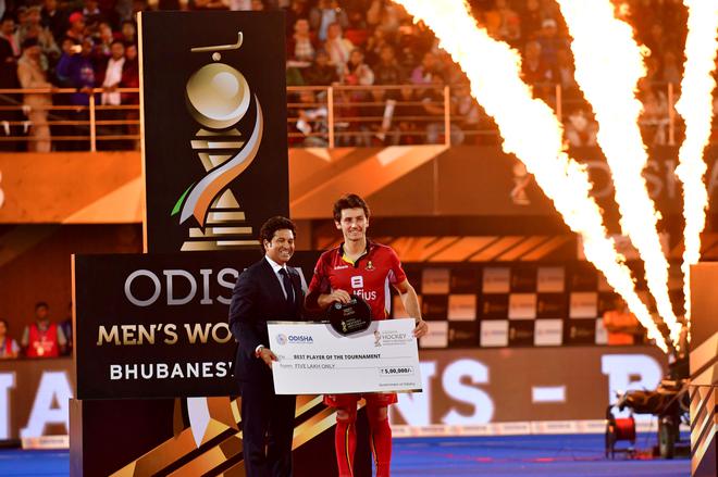 Indian cricketer Sachin Tendulkar gives the Best player of the tournament award to Belgium’s Arthur van Doren in the Men’s Hockey World Cup 2018. 