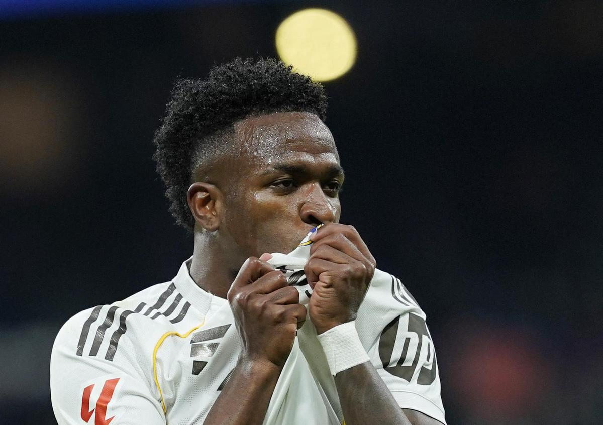 Vinicius Junior, do Real Madrid, comemora após dar a vantagem ao seu time contra o Rayo Vallecano.