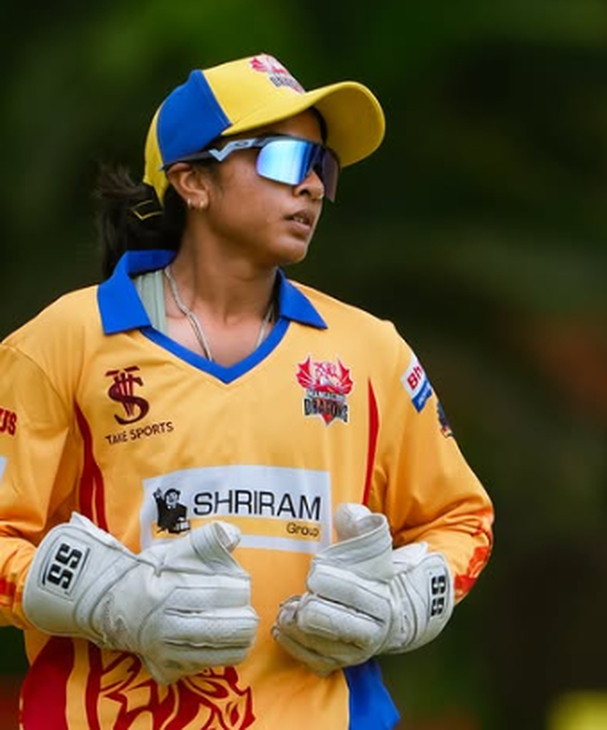 Prathyoosha representa Karnataka no cenário doméstico, muitas vezes exibindo seu trabalho com luvas e grandes balanços.