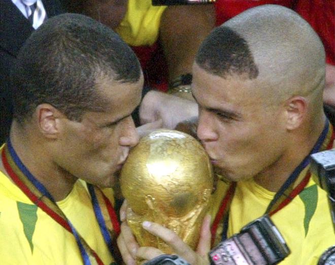 Ronaldo (à direita) e Rivaldo, do Brasil, beijam o troféu da Copa do Mundo após a vitória por 2 a 0 sobre a Alemanha na final.