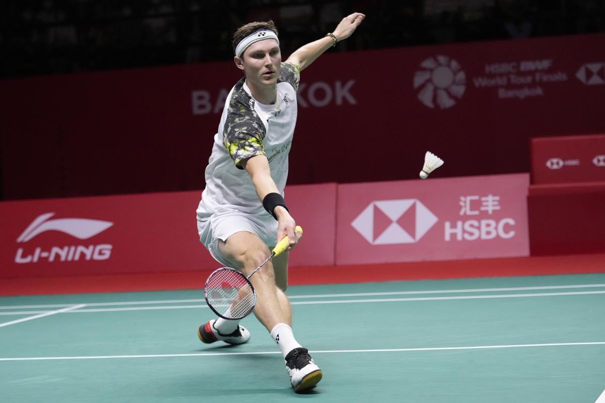 Shaky Axelsen through to badminton World Tour Finals decider