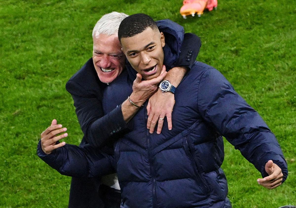 El seleccionador francés Didier Deschamps celebra con Kylian Mbappé tras conseguir el pase a semifinales contra España.