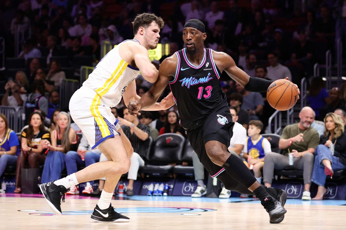 Bam Adebayo (R) do Miami Heat voltou após uma ausência de seis jogos.