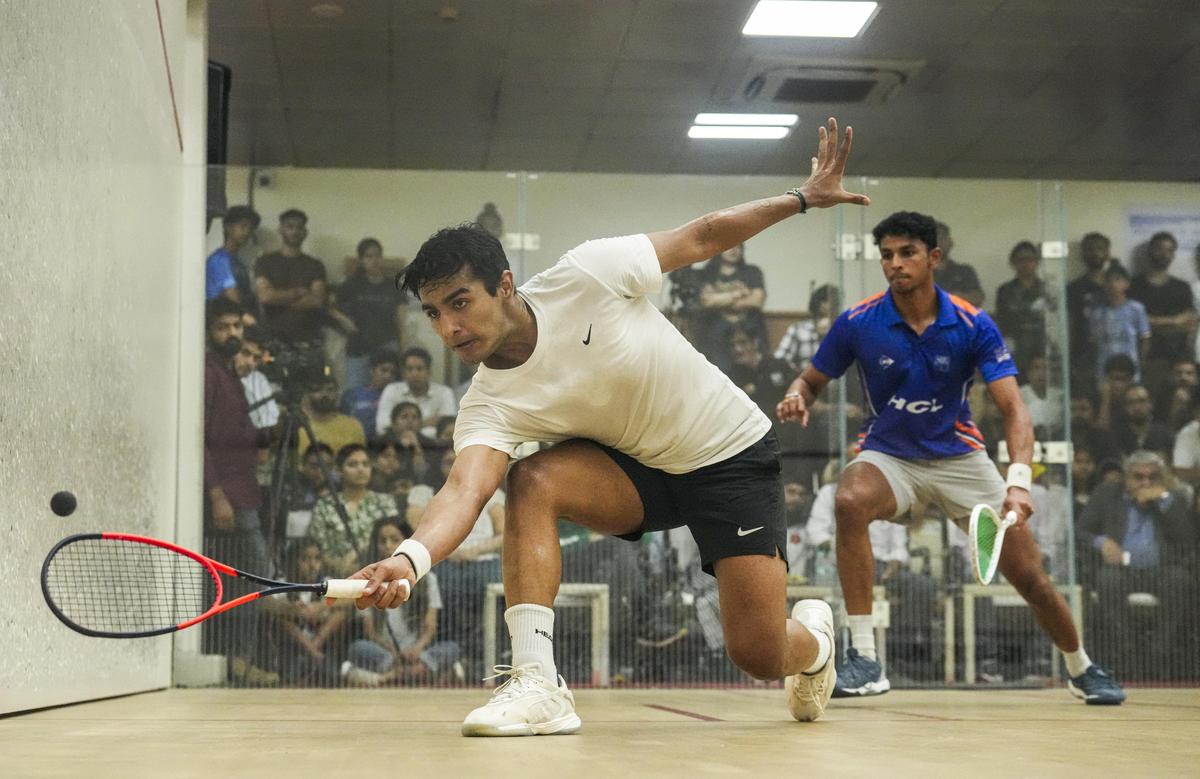 Abhay Singh, de branco, disputa a final masculina do 81º Campeonato Nacional de Squash, em Nova Delhi, em agosto de 2025