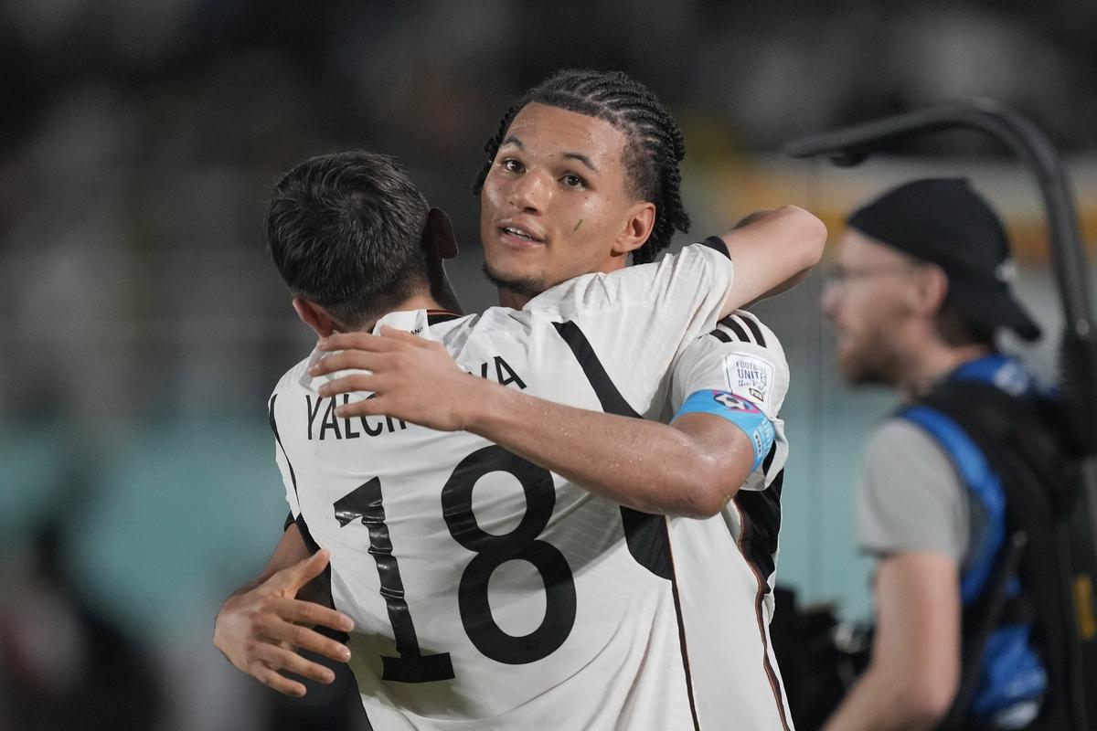 Predchádzajúce vydanie Svetového pohára bez mladých ľudí ako Paris Brunner (vpravo) a Agustín Ruberto (nie na obrázku) sa uzatvára na centrálnej scéne, pričom Nemecko porazilo Francúzsko 4-3 v treste, aby získalo titul.