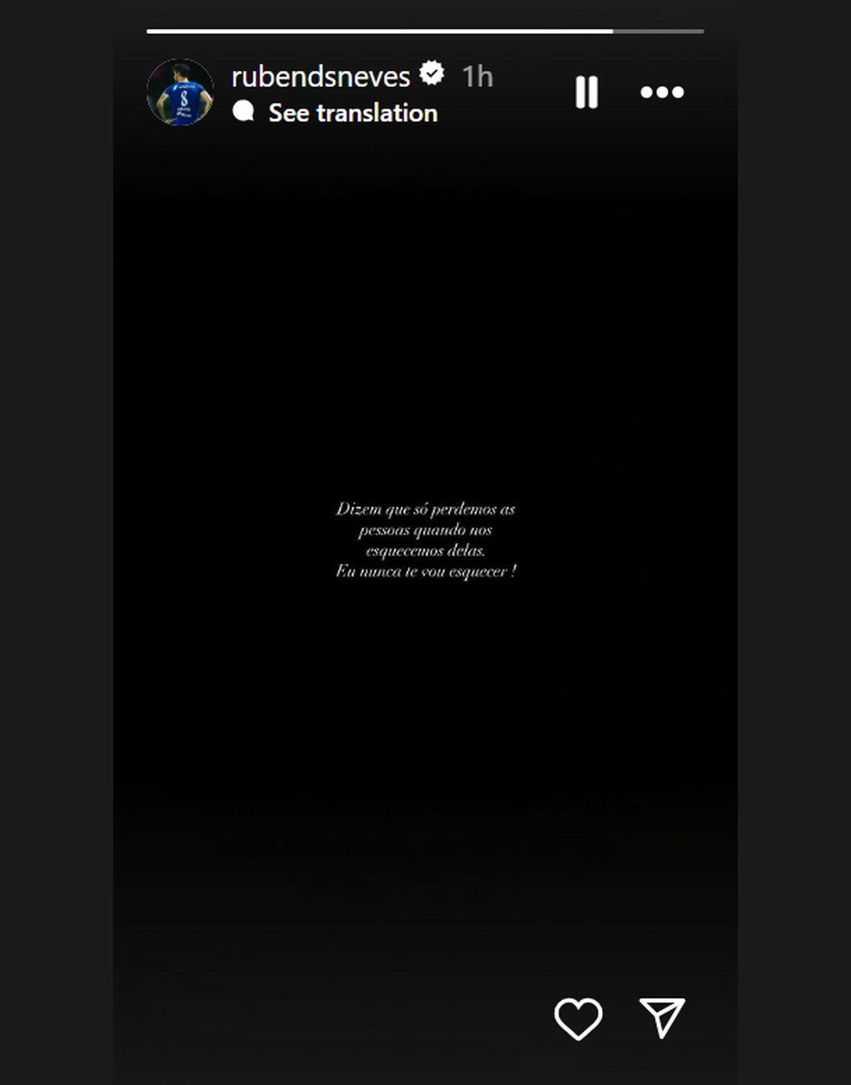 Ruben Neves poctuje Diogo Jota.