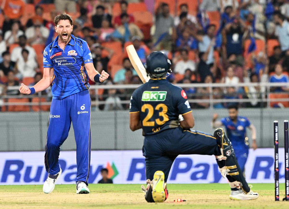 Richard Gleeson (left) played a solitary game for MI in IPL 2025 after coming in as a replacement player.