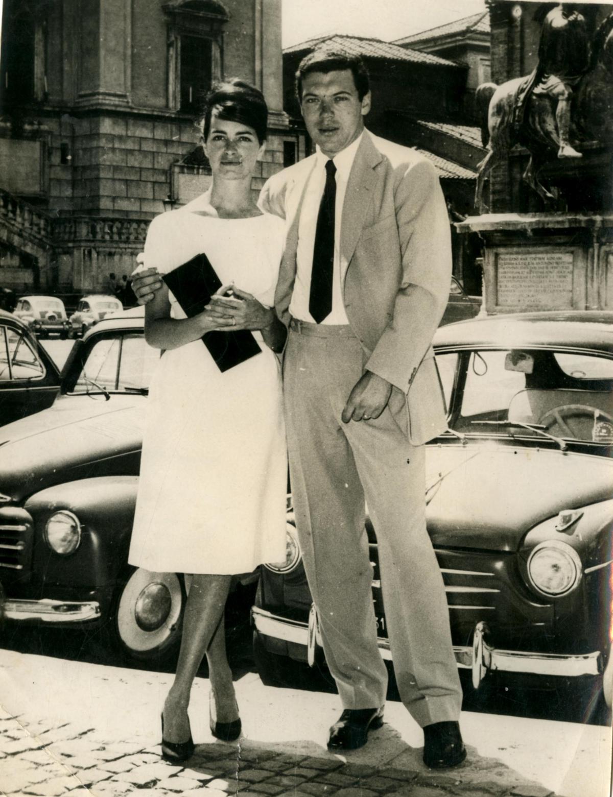 Nicola Pietrangeli com Susanna Artero após seu casamento na prefeitura de Roma em 20 de julho de 1960.