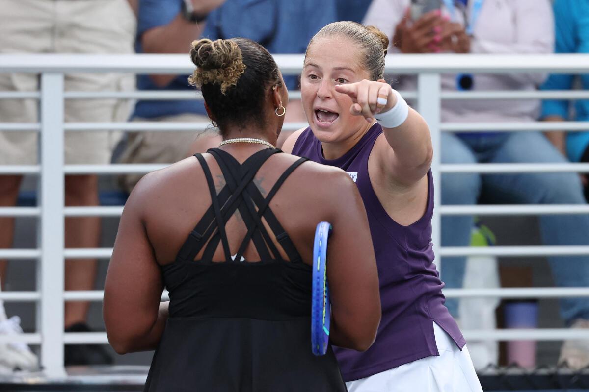 Jelena Ostapenko, da Letônia (à direita), argumenta com Taylor Townsend, dos Estados Unidos (à esquerda), após a partida da segunda rodada de seus singles femininos. 