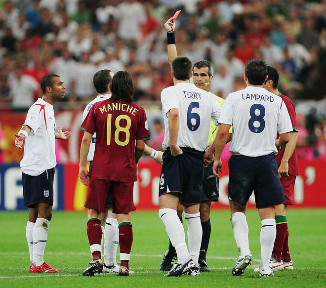 „Și apoi au fost zece”: Wayne Rooney din Anglia este exclus de arbitrul Horacio Elizondo din Argentina în timpul meciului din sferturile de finală ale Cupei Mondiale FIFA din Germania din 2006 dintre Anglia și Portugalia, disputat pe Stadionul Gelsenkirchen pe 1 iulie 2006 în Gelsenkirchen, Germania.