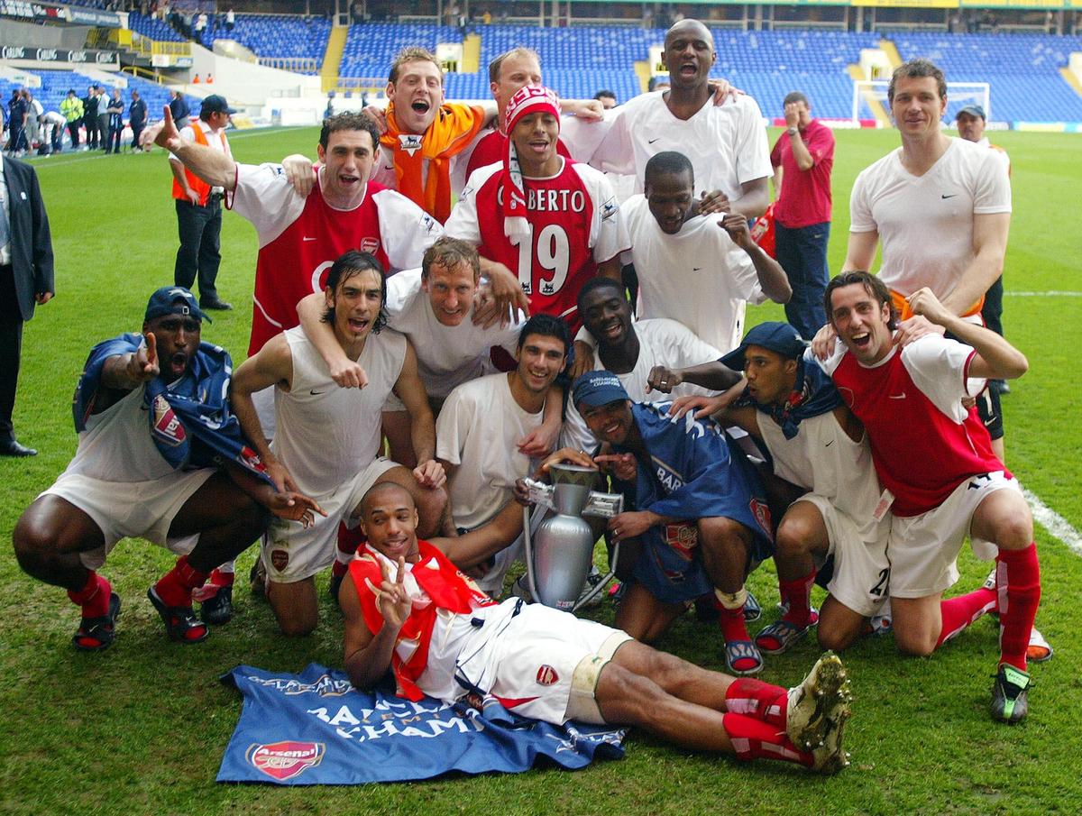 Hráči Arsenalu oslavujú víťazstvo v Premier League 2003-04.