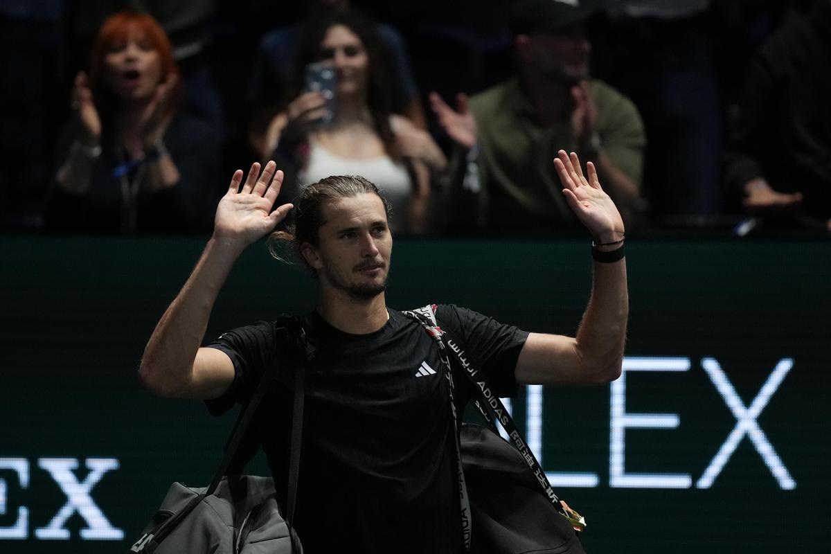Alexander Zverev da Alemanha acena depois de perder para Sinner.
